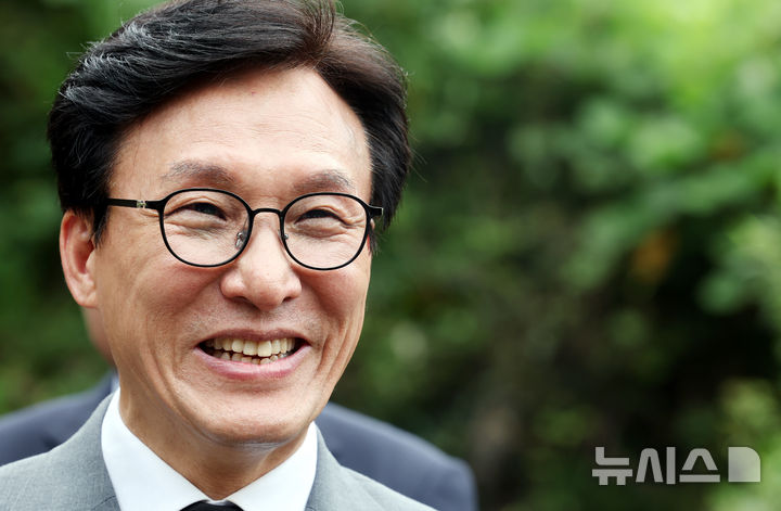 [남양주=뉴시스] 박주성 기자 = 김민석 더불어민주당 대표가 지난 20일 경기 남양주 모란공원에 있는 김근태 전 상임고문의 묘역 참배 후 취재진에게 발언하고 있다. 2026.08.20. park7691@newsis.com