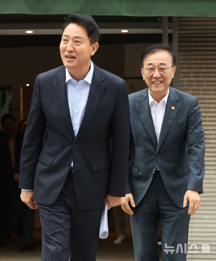 [서울=뉴시스] 박영태 기자 = 김윤덕(오른쪽) 국토교통부 장관과 오세훈 서울시장이 20일 오전 서울 중구 달개비에서 주택공급 관련 회동을 끝내고 헤어지고 있다. 2026.08.20. since1999@newsis.com