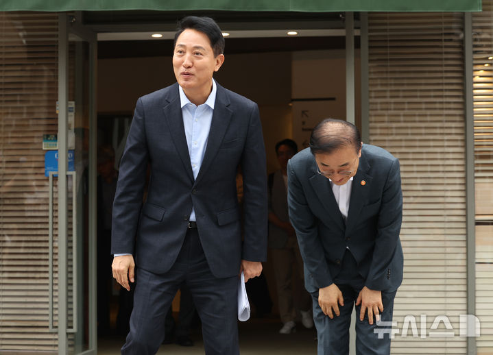 [서울=뉴시스] 박영태 기자 = 김윤덕(오른쪽) 국토교통부 장관과 오세훈 서울시장이 20일 오전 서울 중구 달개비에서 주택공급 관련 회동을 끝내고 헤어지고 있다. 2026.08.20. since1999@newsis.com