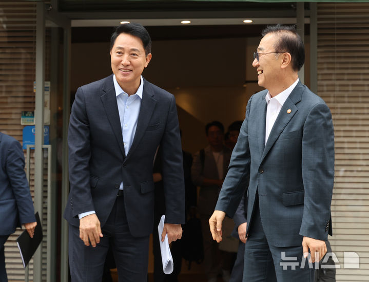 [서울=뉴시스] 박영태 기자 = 김윤덕(오른쪽) 국토교통부 장관과 오세훈 서울시장이 20일 오전 서울 중구 달개비에서 주택공급 관련 회동을 끝내고 헤어지고 있다. 2026.08.20. since1999@newsis.com