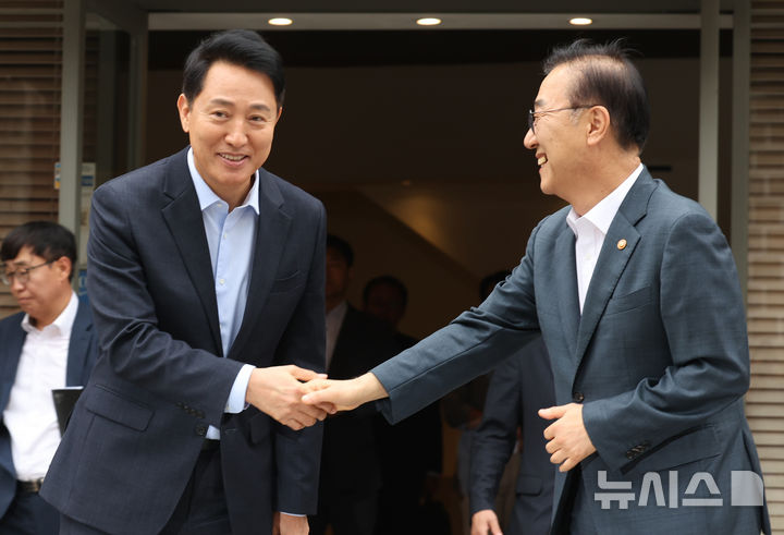 [서울=뉴시스] 박영태 기자 = 김윤덕(오른쪽) 국토교통부 장관과 오세훈 서울시장이 20일 오전 서울 중구 달개비에서 주택공급 관련 회동을 끝내고 악수를 나누고 있다. 2026.08.20. since1999@newsis.com