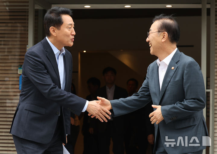 [서울=뉴시스] 박영태 기자 = 김윤덕(오른쪽) 국토교통부 장관과 오세훈 서울시장이 20일 오전 서울 중구 달개비에서 주택공급 관련 회동을 끝내고 악수를 나누고 있다. 2026.08.20. since1999@newsis.com