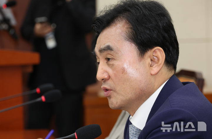 [서울=뉴시스] 최진석 기자 = 안규백 국방부 장관이 20일 여의도 국회에서 열린 국방위원회 전체회의에서 의원들의 질의에 답하고 있다. 2026.08.20. myjs@newsis.com