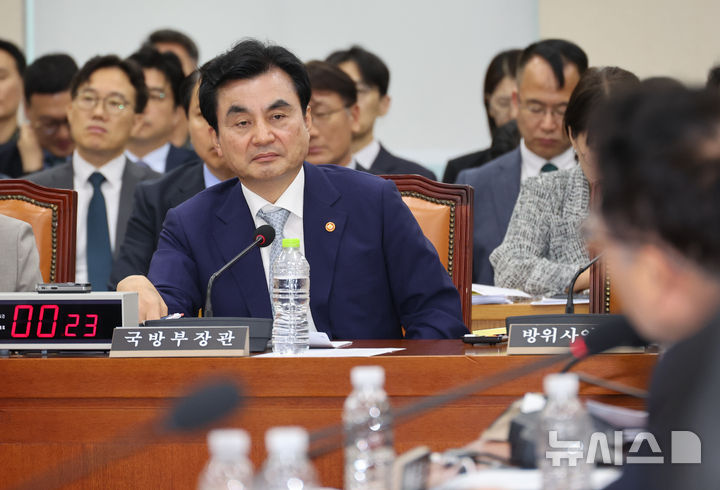 [서울=뉴시스] 최진석 기자 = 안규백 국방부 장관이 20일 여의도 국회에서 열린 국방위원회 전체회의에서 의원들의 질의를 듣고 있다. 2026.08.20. myjs@newsis.com