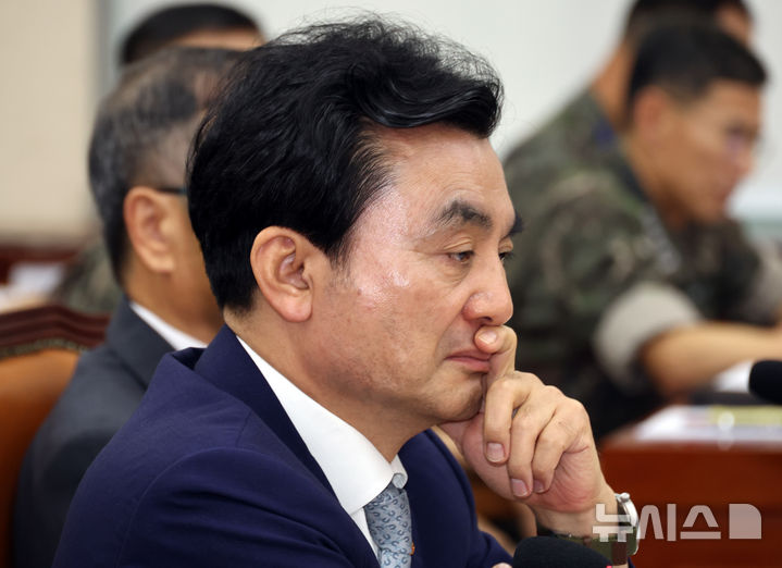 [서울=뉴시스] 최진석 기자 = 안규백 국방부 장관이 20일 여의도 국회에서 열린 국방위원회 전체회의에서 생각에 잠겨 있다. 2026.08.20. myjs@newsis.com