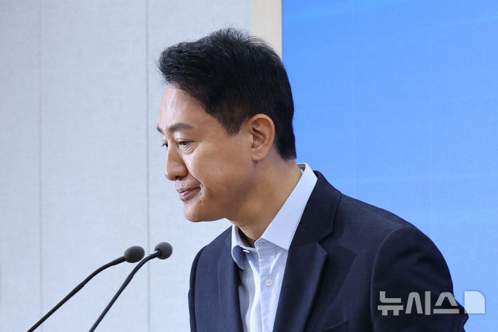 [서울=뉴시스] 김금보 기자 = 오세훈 서울시장이 20일 오전 서울 중구 서울시청에서 용산공원부지개발 관련 김윤덕 국토교통부 장관과의 면담 결과에 대한 취재진 질문에 답변을 하고 있다. 2026.08.20. kgb@newsis.com
