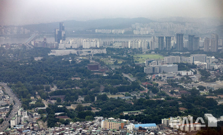 [서울=뉴시스] 김명년 기자 = 여야가 용산공원 조성 특별법 개정안을 오는 26일 국회 본회의에서 처리하기로 합의했다. 다만 김윤덕 국토교통부 장관과 오세훈 서울시장은 20일 용산공원 일부 부지를 활용한 주택 공급 문제를 논의했지만 입장 차이를 좁히지 못했다. 사진은 이날 서울 용산구 용산공원 일대 모습. 2026.08.20. kmn@newsis.com