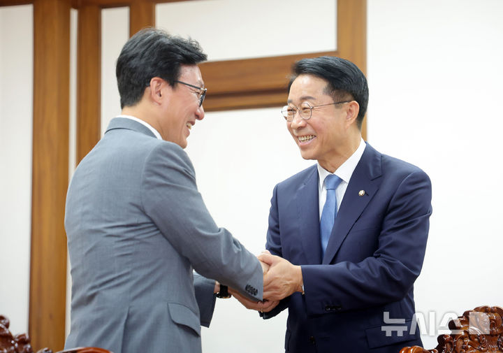 [서울=뉴시스] 고범준 기자 = 김민석 더불어민주당 대표가 20일 서울 여의도 국회의장실에서 조정식 국회의장을 예방하며 악수하고 있다. (공동취재) 2026.08.20. photo@newsis.com