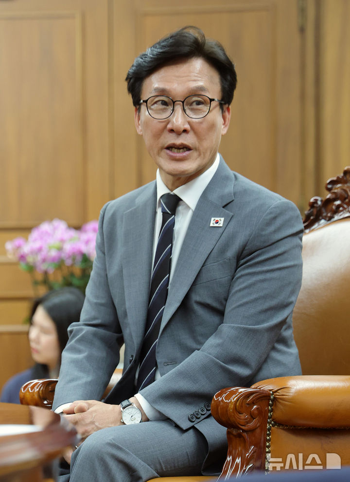 [서울=뉴시스] 고범준 기자 = 김민석 더불어민주당 대표가 20일 서울 여의도 국회의장실에서 조정식 국회의장을 예방하고 있다. (공동취재) 2026.08.20. photo@newsis.com