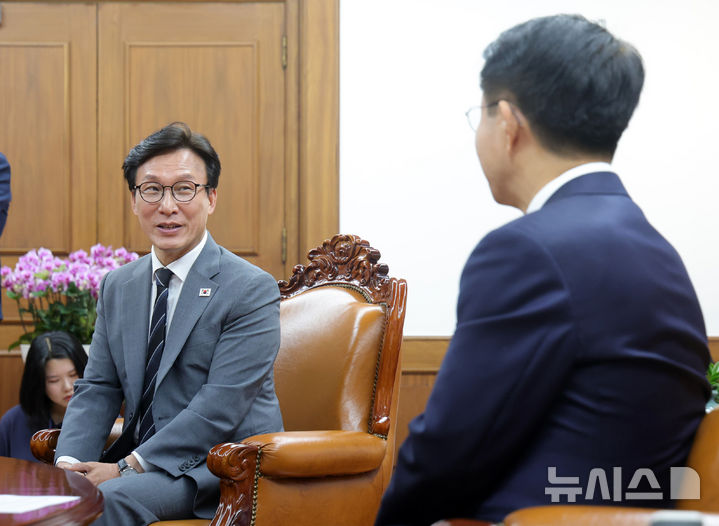 [서울=뉴시스] 고범준 기자 = 김민석 더불어민주당 대표가 20일 서울 여의도 국회의장실에서 조정식 국회의장을 예방하고 있다. (공동취재) 2026.08.20. photo@newsis.com