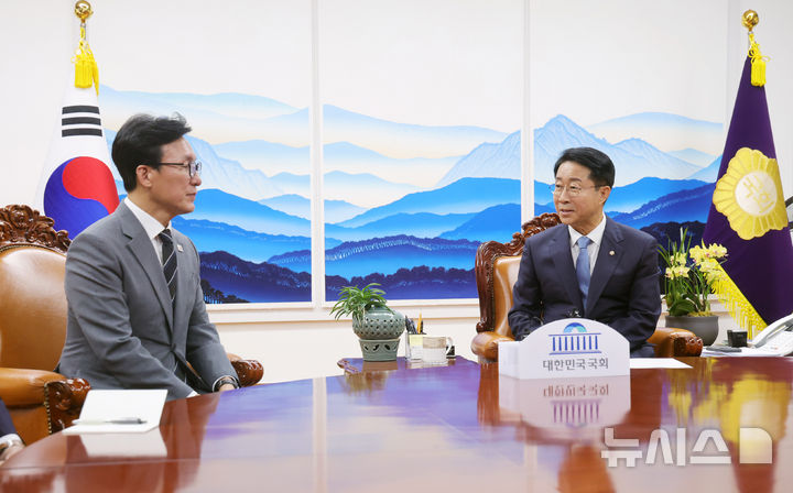 [서울=뉴시스] 고범준 기자 = 김민석 더불어민주당 대표가 20일 서울 여의도 국회의장실에서 조정식 국회의장을 예방하고 있다. (공동취재) 2026.08.20. photo@newsis.com