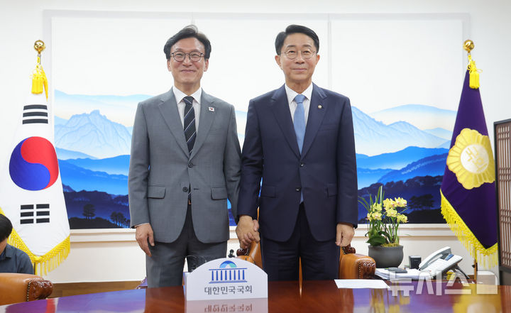 [서울=뉴시스] 고범준 기자 = 김민석 더불어민주당 대표가 20일 서울 여의도 국회의장실에서 조정식 국회의장을 예방하며 기념촬영을 하고 있다. (공동취재) 2026.08.20. photo@newsis.com