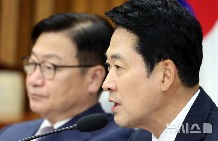 [서울=뉴시스] 최진석 기자 = 장동혁(오른쪽) 국민의힘 대표가 20일 여의도 국회에서 열린 이재명 정부 2년차 실정 평가 대토론회 '벼랑 끝 서민·중산층, 흔들리는 대한민국'에서 발언하고 있다. 2026.08.20. myjs@newsis.com