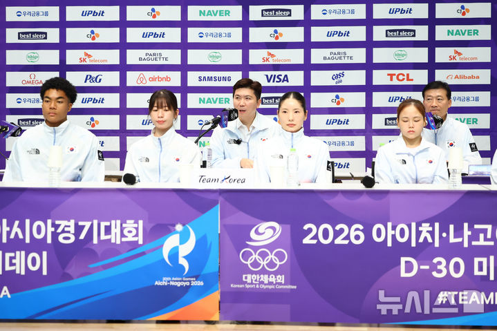 [진천=뉴시스] 황준선 기자 = 유승민(가운데) 대한체육회장이 20일 오후 충북 진천 국가대표 선수촌에서 열린 2026 아이치·나고야 아시안게임 D-30 미디어 데이에서 인사말을 하고 있다. 2026.08.20. hwang@newsis.com