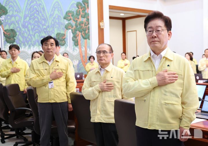 [서울=뉴시스] 김진아 기자 = 이재명 대통령이 20일 청와대에서 열린 수석보좌관회의에서 국민의례를 하고 있다. 2026.08.20. bluesoda@newsis.com