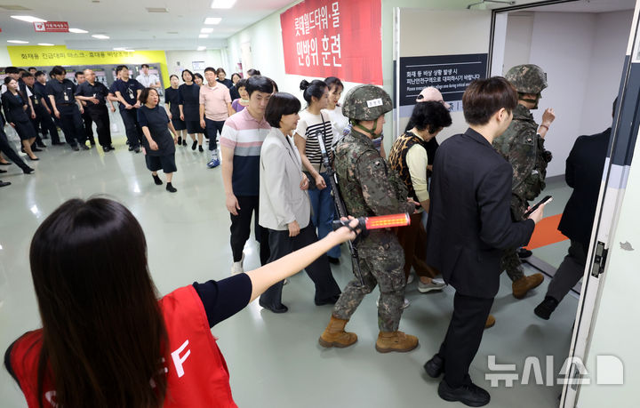 [서울=뉴시스] 조성우 기자 = 공습대비 민방위 훈련이 열린 20일 서울 송파구 롯데월드타워·몰에서 관계 직원들이 피난안전구역 대피 훈련을 하고 있다. 2026.08.20. xconfind@newsis.com