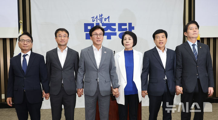 [서울=뉴시스] 최진석 기자 = 김민석 더불어민주당 대표가 20일 여의도 국회에서 열린 의원총회에 참석해 한병도 원내대표를 비롯한 최고위원들과 인사하고 있다. 왼쪽부터 박선원 최고위원 한 원내대표, 김 대표, 최민희 수석 최고위원, 이성윤, 한민수 최고위원. 2026.08.20. myjs@newsis.com