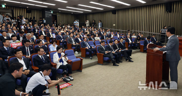 [서울=뉴시스] 최진석 기자 = 김민석 더불어민주당 대표가 20일 여의도 국회에서 열린 의원총회에서 발언하고 있다. 2026.08.20. myjs@newsis.com
