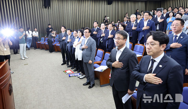 [서울=뉴시스] 최진석 기자 = 김민석 더불어민주당 대표와 한병도 원내대표가 20일 여의도 국회에서 열린 의원총회에서 의원들과 국기에 경례하고 있다. 2026.08.20. myjs@newsis.com