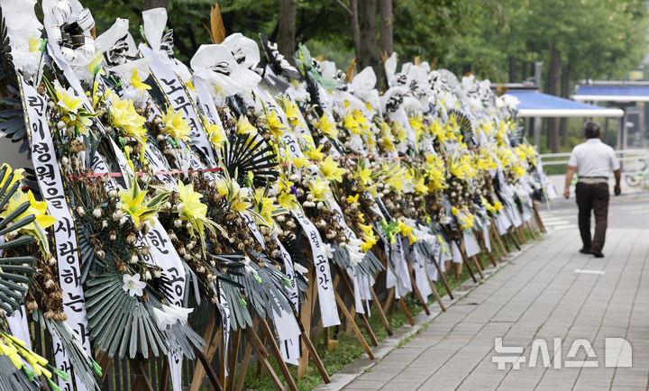 [서울=뉴시스] 김혜진 기자 = 여야가 용산공원 조성 특별법 개정안을 오는 26일 국회 본회의에서 처리하기로 합의했다. 다만 김윤덕 국토교통부 장관과 오세훈 서울시장은 20일 용산공원 일부 부지를 활용한 주택 공급 문제를 논의했지만 입장 차이를 좁히지 못했다.&nbsp; 20일 서울 용산어린이정원 입구 부근에 주택공급 반대 조화가 놓여 있다. 2026.08.20. jini@newsis.com