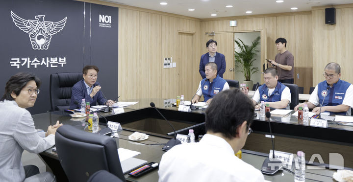 [서울=뉴시스] 최동준 기자 = 김남준 경찰 수사개혁위원회 위원장이 20일 서울 서대문구 경찰청 국가수사본부에서 열린 수사개혁위원회-전국경찰직장협의회와 간담회 시작 전 발언하고 있다. 2026.08.20. photocdj@newsis.com