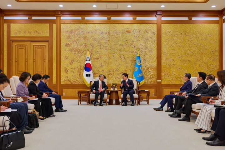 [서울=뉴시스] 김진아 기자= 이재명 대통령이 20일 청와대에서 왕이 중국 외교부장을 접견하고 있다. (사진=청와대 제공) 2026.08.20. photo@newsis.com *재판매 및 DB 금지