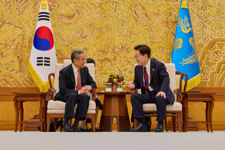 [서울=뉴시스] 김진아 기자= 이재명 대통령이 20일 청와대에서 왕이 중국 외교부장을 접견하고 있다. (사진=청와대 제공) 2026.08.20. photo@newsis.com *재판매 및 DB 금지