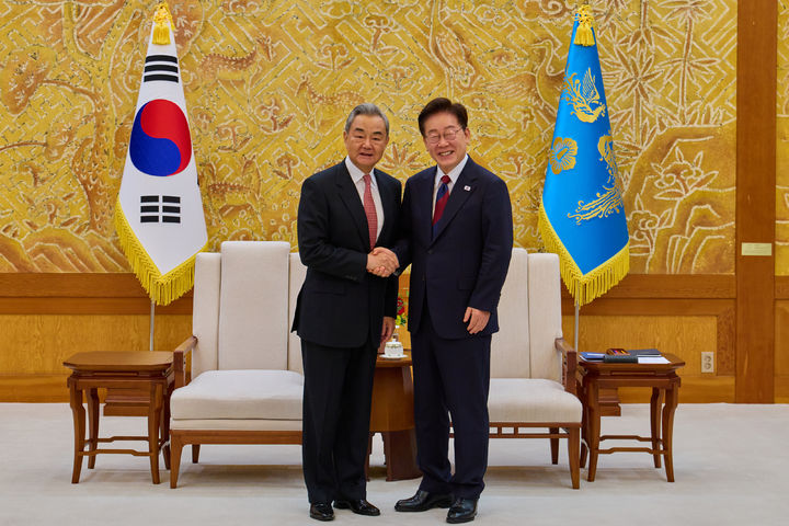 [서울=뉴시스] 김진아 기자= 이재명 대통령이 20일 청와대에서 왕이 중국 외교부장을 접견하기 앞서 기념촬영을 하고 있다. (사진=청와대 제공) 2026.08.20. photo@newsis.com *재판매 및 DB 금지