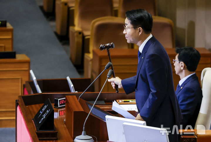 [서울=뉴시스] 정병혁 기자 = 조정식 국회의장이 20일 서울 여의도 국회에서 열린 제438회국회(임시회) 1차 본회의에서 의사봉을 두드리고 있다. 2026.08.20. jhope@newsis.com