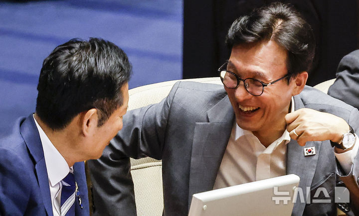[서울=뉴시스] 정병혁 기자 = 김민석 더불어민주당 대표가 20일 서울 여의도 국회에서 열린 제438회국회(임시회) 1차 본회의에서 정청래 의원과 대화하고 있다. 2026.08.20. jhope@newsis.com