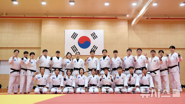 [진천=뉴시스] 황준선 기자 = 유도 국가대표 김민종, 허미미 등 선수들이 20일 오후 충북 진천 국가대표 선수촌에서 열린 2026 아이치·나고야 아시안게임 D-30 미디어 데이에서 기념촬영을 하고 있다. 2026.08.20. hwang@newsis.com