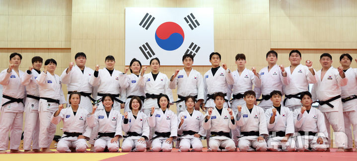 [진천=뉴시스] 황준선 기자 = 유도 국가대표 김민종, 허미미 등 선수들이 20일 오후 충북 진천 국가대표 선수촌에서 열린 2026 아이치·나고야 아시안게임 D-30 미디어 데이에서 기념촬영을 하고 있다. 2026.08.20. hwang@newsis.com
