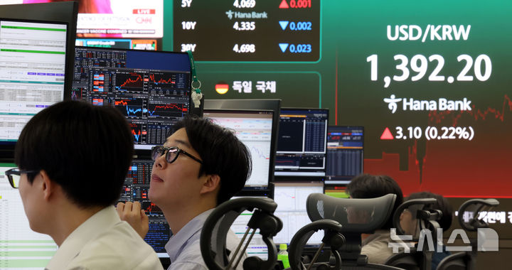 [서울=뉴시스] 박주성 기자 = 지난 20일 오후 서울 중구 하나은행 딜링룸에서 딜러들이 업무를 하고 있다. 2026.08.20. park7691@newsis.com