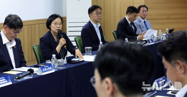 [서울=뉴시스] 홍효식 기자 = 한성숙 국무총리가 20일 오후 서울 구로구 벤처기업협회에서 열린 신산업 분야 규제혁신 간담회에서 발언하고 있다. 2026.08.20. yesphoto@newsis.com