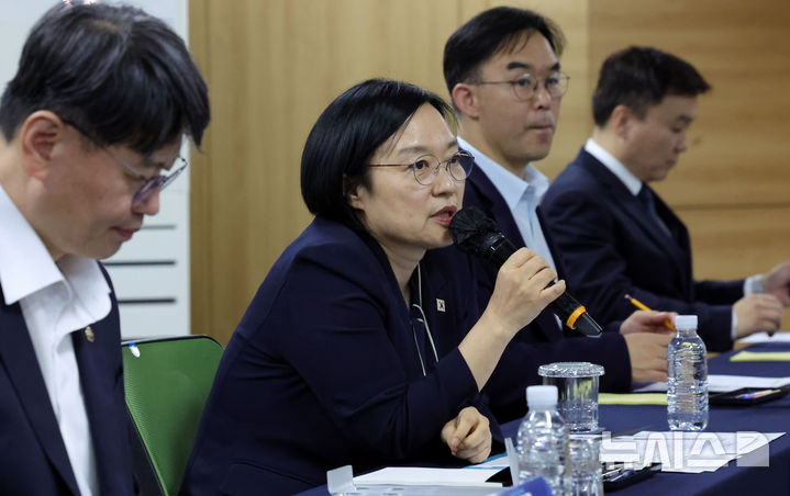 [서울=뉴시스] 홍효식 기자 = 한성숙 국무총리가 20일 오후 서울 구로구 벤처기업협회에서 열린 신산업 분야 규제혁신 간담회에서 발언하고 있다. 2026.08.20. yesphoto@newsis.com