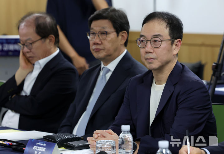 [서울=뉴시스] 홍효식 기자 = 송병준(오른쪽) 벤처기업협회 회장 등이 20일 오후 서울 구로구 벤처기업협회에서 열린 신산업 분야 규제혁신 간담회에서 한성숙 국무총리의 발언을 경청하고 있다. 2026.08.20. yesphoto@newsis.com