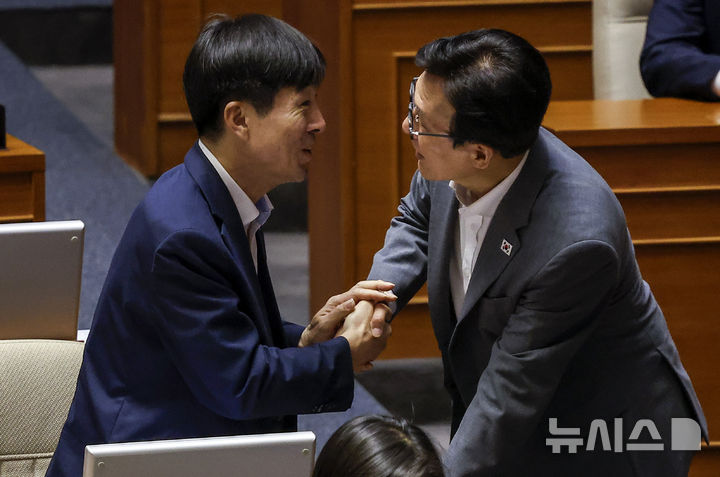 [서울=뉴시스] 정병혁 기자 = 김민석 더불어민주당 대표가 지난 20일 서울 여의도 국회에서 열린 제438회국회(임시회) 1차 본회의에 참석, 한창민 사회민주당 대표와 인사를 나누고 있다. 2026.08.20. jhope@newsis.com