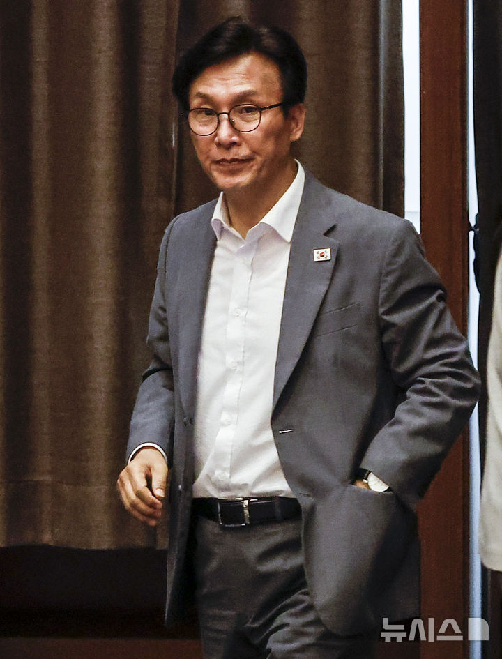 [서울=뉴시스] 정병혁 기자 = 김민석 더불어민주당 대표가 20일 서울 여의도 국회에서 열린 제438회국회(임시회) 1차 본회의에 참석해 투표를 마친 뒤 이동하고 있다. 2026.08.20. jhope@newsis.com