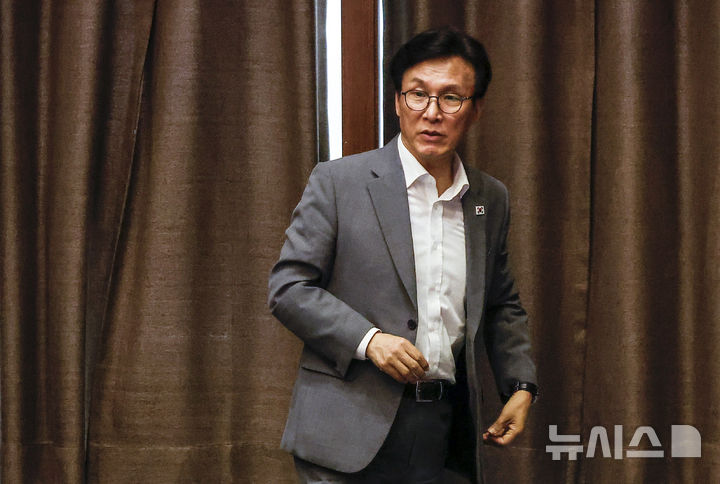 [서울=뉴시스] 정병혁 기자 = 김민석 더불어민주당 대표가 20일 서울 여의도 국회에서 열린 제438회국회(임시회) 1차 본회의에 참석해 투표를 마친 뒤 이동하고 있다. 2026.08.20. jhope@newsis.com