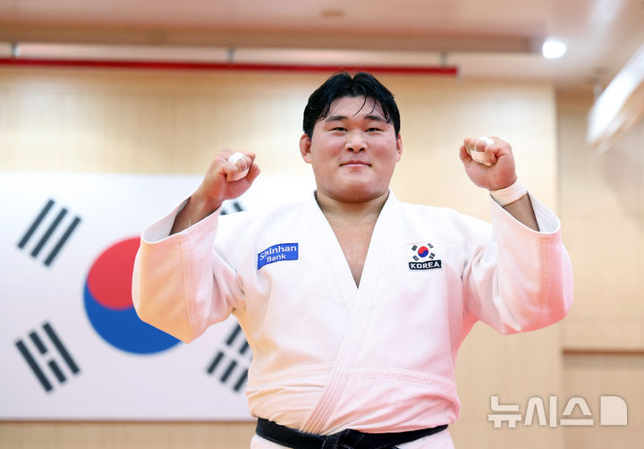 [진천=뉴시스] 황준선 기자 = 유도 국가대표 김민종이 20일 오후 충북 진천 국가대표 선수촌에서 열린 2026 아이치·나고야 아시안게임 D-30 미디어 데이에서 포즈를 취하고 있다. 2026.08.20. hwang@newsis.com
