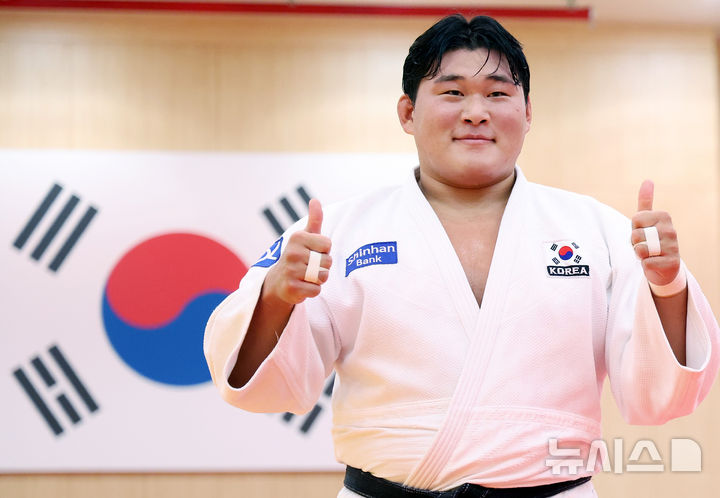 [진천=뉴시스] 황준선 기자 = 유도 국가대표 김민종이 20일 오후 충북 진천 국가대표 선수촌에서 열린 2026 아이치·나고야 아시안게임 D-30 미디어 데이에서 포즈를 취하고 있다. 2026.08.20. hwang@newsis.com