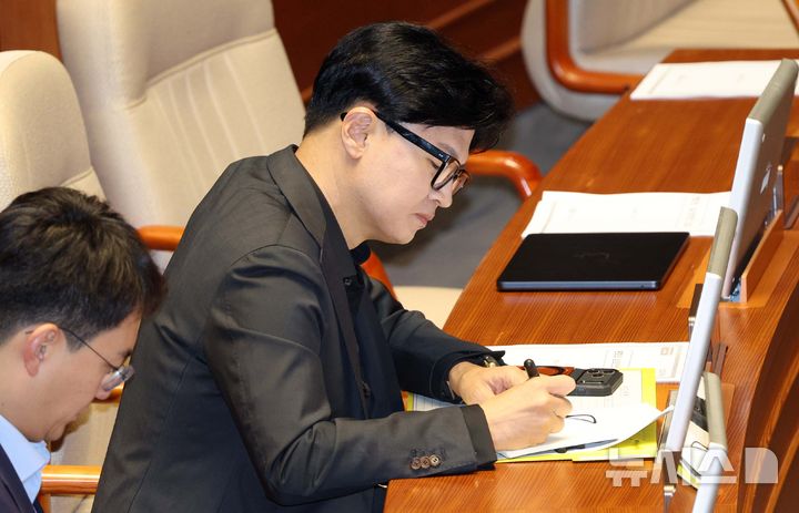 [서울=뉴시스] 고범준 기자 = 한동훈 무소속 의원이 20일 서울 여의도 국회에서 열린 제438회 국회(임시회) 제1차 본회의에서 메모하고 있다. 2026.08.20. bjko@newsis.com