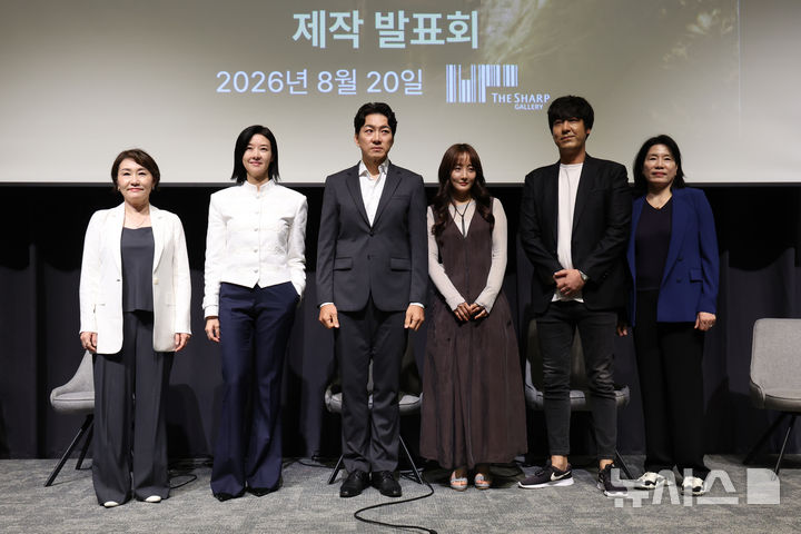 [서울=뉴시스] 박진희 기자 = 연극 '욕망이라는 이름의 전차' 연출 조금희, 배우 송일국, 송선미, 사강, 김주희, 황정원이 서울 강남구 더 샵 갤러리에서 제작발표회를 하고 있다. 2026.08.20. pak7130@newsis.com