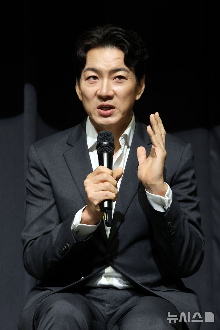 [서울=뉴시스] 박진희 기자 = 연극 '욕망이라는 이름의 전차' 배우 송일국이 20일 서울 강남구 더 샵 갤러리에서 제작발표회를 하고 있다. 2026.08.20. pak7130@newsis.com