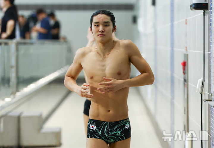 [진천=뉴시스] 황준선 기자 = 경영 국가대표 김우민이 20일 오후 충북 진천 국가대표 선수촌에서 열린 2026 아이치·나고야 아시안게임 D-30 미디어 데이에서 훈련장으로 들어서고 있다. 2026.08.20. hwang@newsis.com