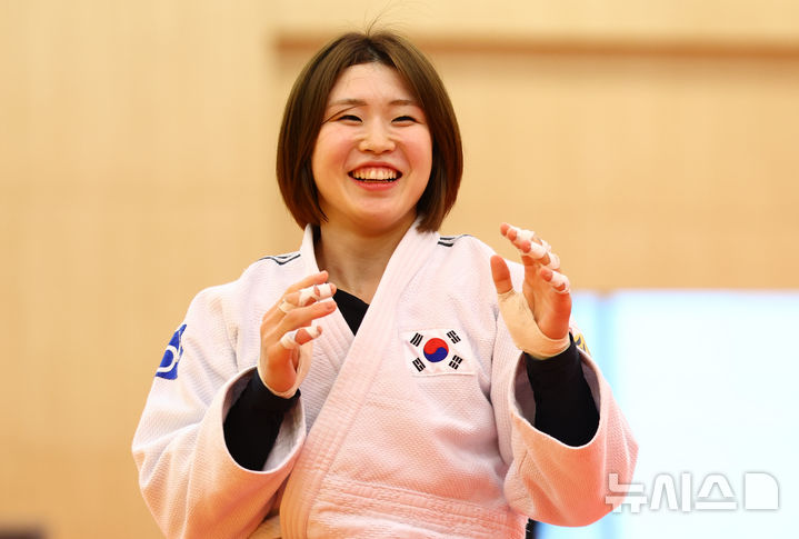 [진천=뉴시스] 황준선 기자 = 유도 국가대표 허미미가 20일 오후 충북 진천 국가대표 선수촌에서 열린 2026 아이치·나고야 아시안게임 D-30 미디어 데이에서 훈련 도중 포즈를 취하고 있다. 2026.08.20. hwang@newsis.com