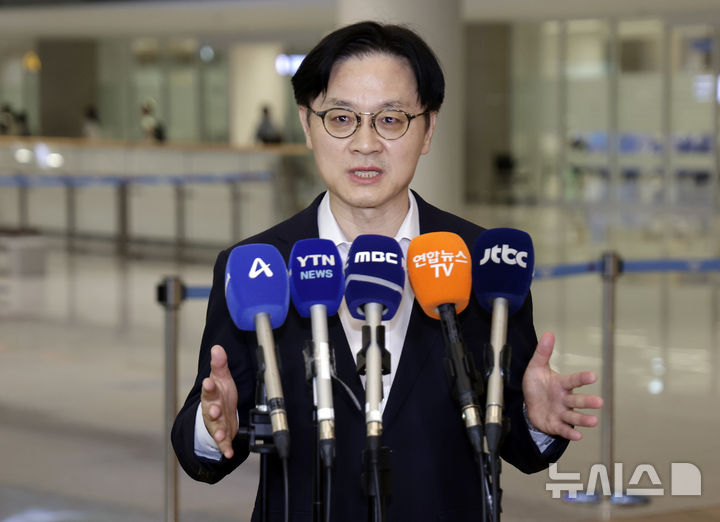 [인천공항=뉴시스] 최동준 기자 = 미국 트럼프 정부 관계자들을 만난 김정관 산업통상부 장관이 20일 인천국제공항을 통해 귀국해 취재진 질문에 답변하고 있다. 2026.08.20. photocdj@newsis.com