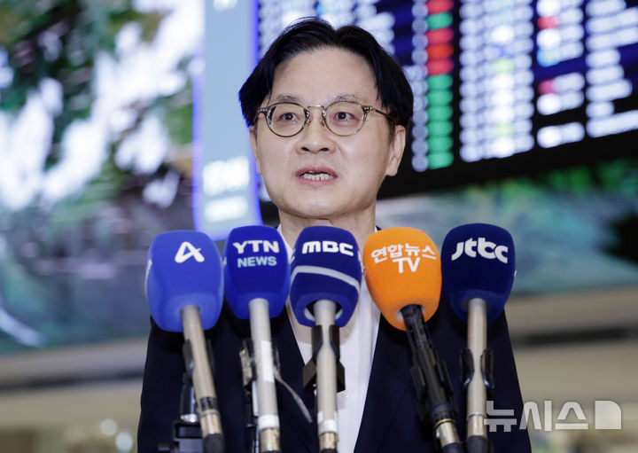 [인천공항=뉴시스] 최동준 기자 = 미국 트럼프 정부 관계자들을 만난 김정관 산업통상부 장관이 20일 인천국제공항을 통해 귀국해 취재진 질문에 답변하고 있다. 2026.08.20. photocdj@newsis.com