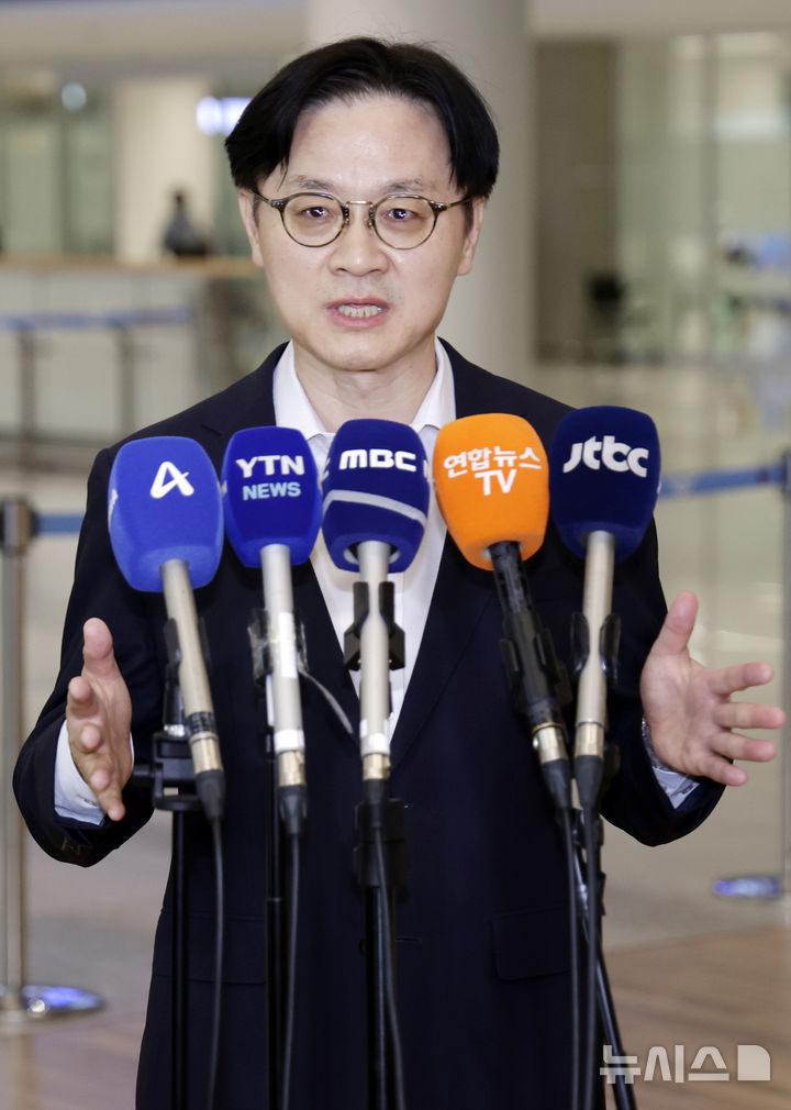 [인천공항=뉴시스] 최동준 기자 = 미국 트럼프 정부 관계자들을 만난 김정관 산업통상부 장관이 20일 인천국제공항을 통해 귀국해 취재진 질문에 답변하고 있다. 2026.08.20. photocdj@newsis.com