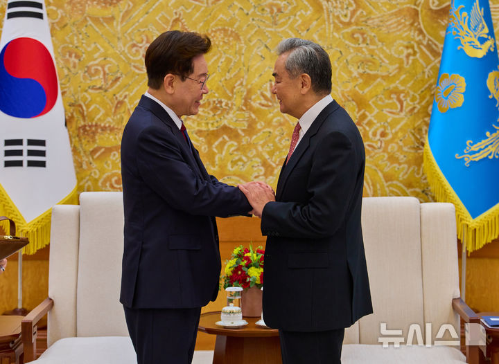 [서울=뉴시스] 김진아 기자= 이재명 대통령이 20일 청와대에서 왕이 중국 외교부장을 접견, 인사를 나누고 있다. (사진=청와대 제공) 2026.08.20. photo@newsis.com